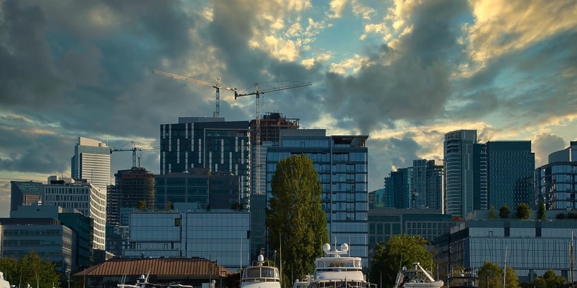 Seattle city with high glass buildings and boats in the harbor
