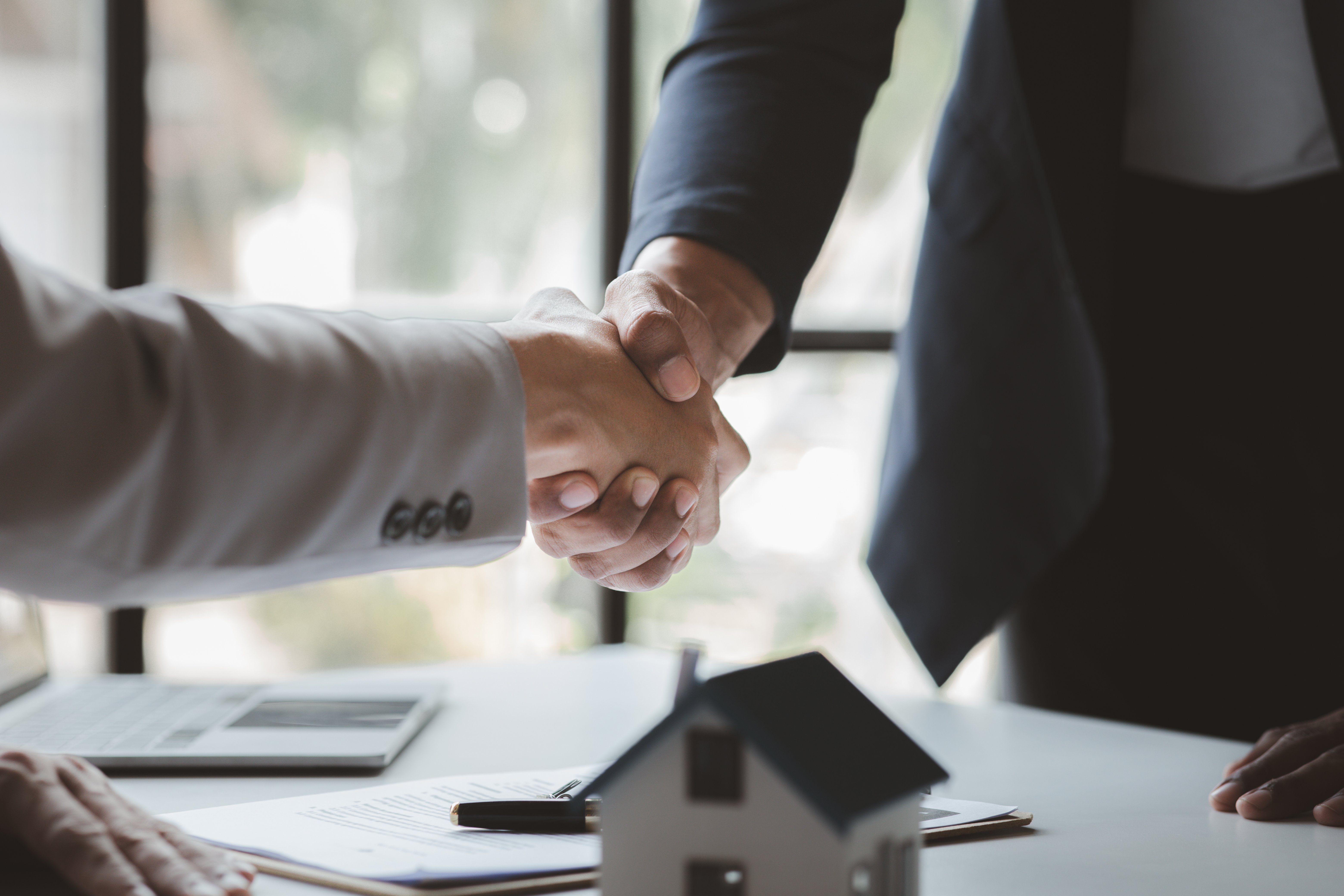 the-salesperson-of-the-housing-estate-in-the-proje-2026-01-07-00-59-52-utc