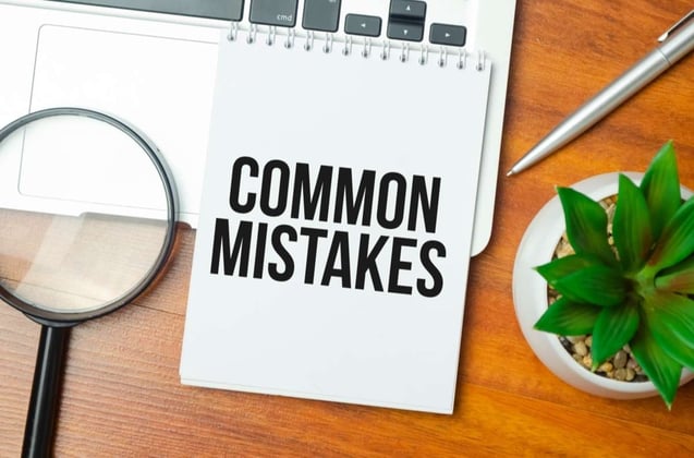 the words common mistakes written on a notepad