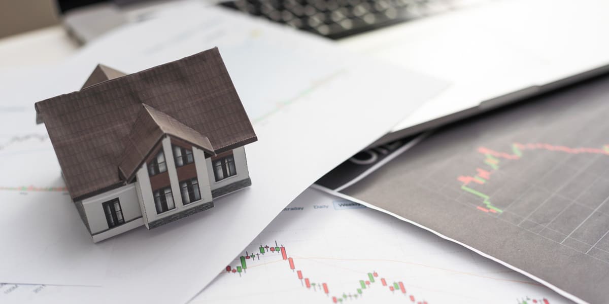 Home model and red arrow graph with growing value